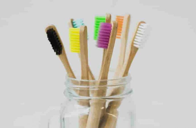 Как часто следует менять зубную щетку: вы будете удивлены