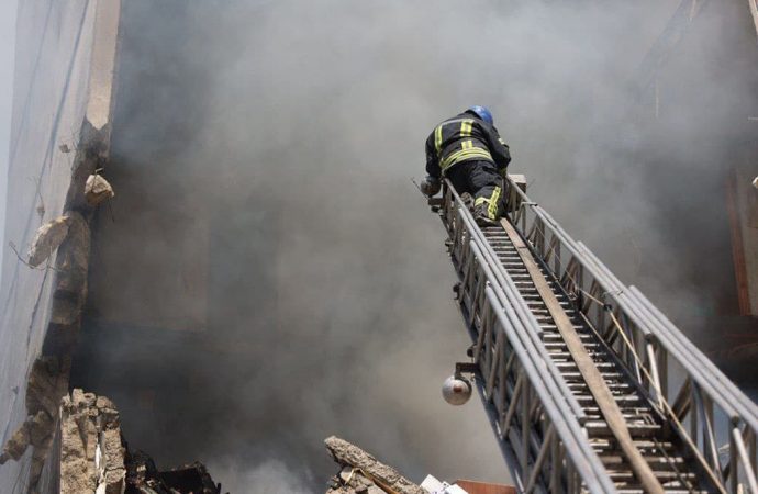 Кривий ріг. Влучання в багатоповерхівку