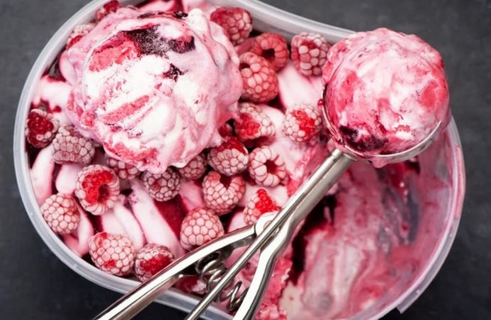 Как приготовить мороженое с малиной дома: быстрый рецепт