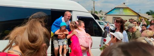 В Одесской области встретили освобожденных из плена защитников Змеиного (видео)