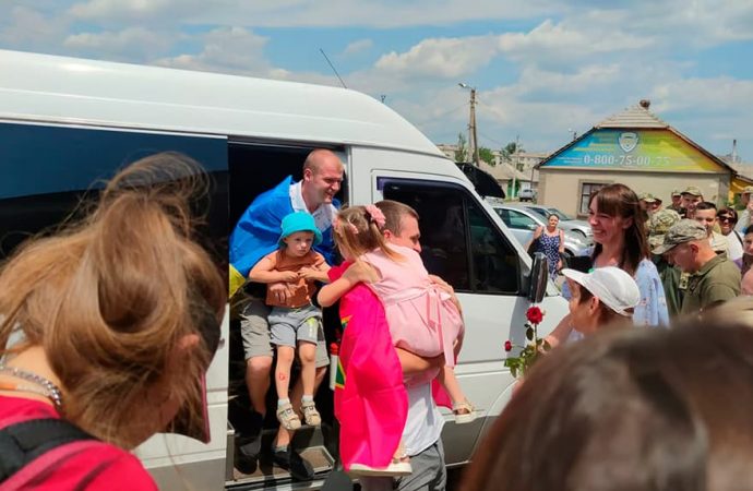 На Одещині зустріли звільнених з полону захисників Зміїного (відео)
