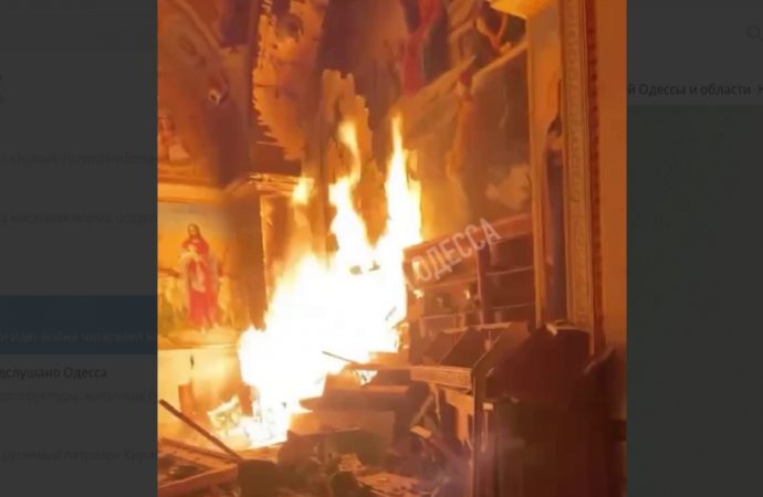 В Одесі горить Спасо-Преображенський собор: по ньому влучила ракета (відео) (ОНОВЛЮЄТЬСЯ)
