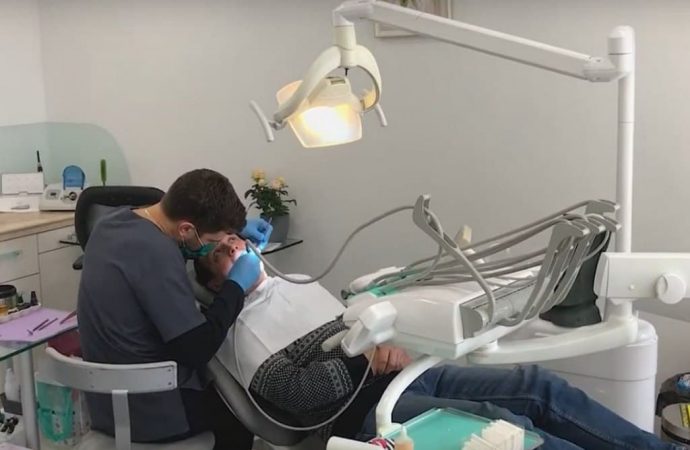 стоматолог Георгий Арнаут за работой