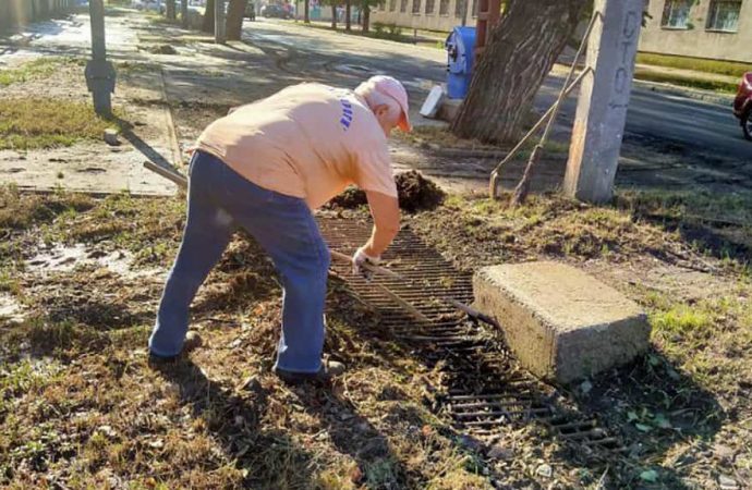 Прибирання вулиць після зливи