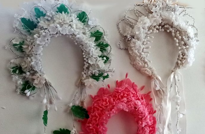 Майстриня з Одещини створює традиційні українські весільні вінки та букетики