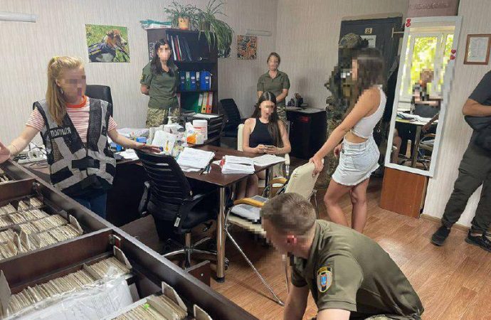 В Одессе сотрудник военкомата помог более 100 «уклонистам» уехать за границу