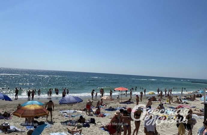 Отдыхающие на пляже