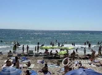 Все на морі: одесити масово заполонили пляжі у спекотний день серпня (фоторепортаж)