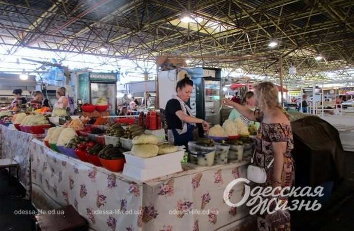 На Привозе, под навесом