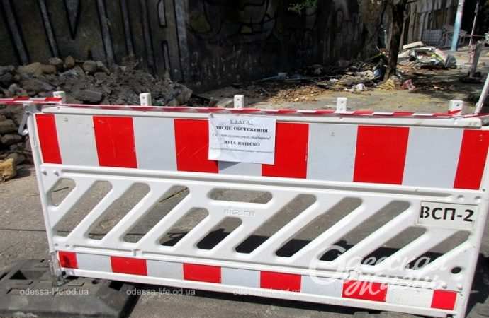 Одесский дом Чижевича после обстрела, ограждение