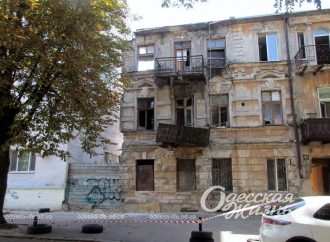 В Одессе на Базарной рухнул аварийный дом: «добит волной от ракетного удара» (фоторепортаж)