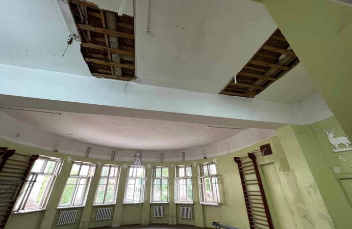 Руйнування школи Столярського