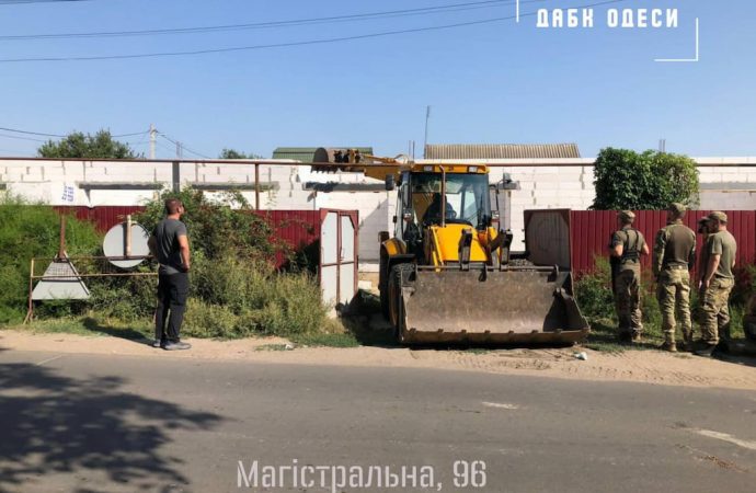В Одессе снесли незаконно построенный малоквартирный дом: на очереди еще несколько (фото, видео)