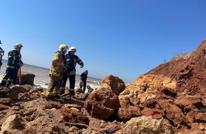 На пляже под Одессой обрушился склон – погиб ребенок