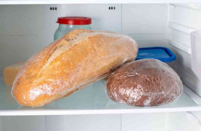 Чи можна зберігати хліб у холодильнику?
