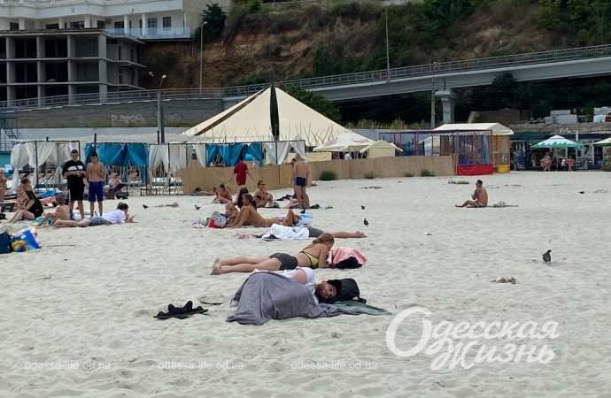 Одеські пляжі відкриті: що змінилося для відпочиваючих? (фоторепортаж)