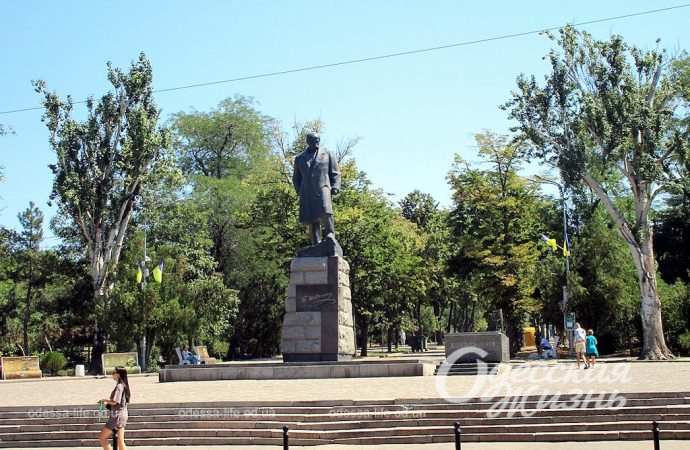 Старий одеський парк: тиша, спека та перші осінні «сліди» (фоторепортаж)