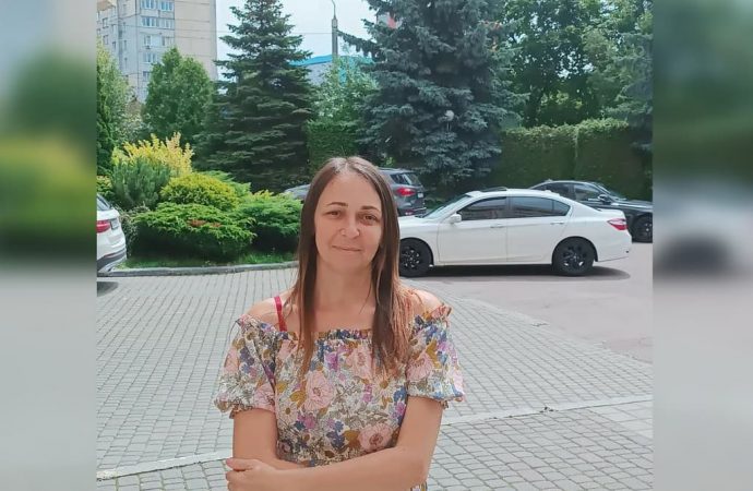 Жінка в Болграді навчає української та влаштовує благодійні ярмарки для ЗСУ