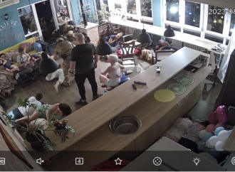 В Одессе в хостеле полицейские применили силу к его жителям (видео, фото)