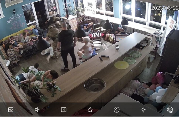 В Одесі в хостелі поліцейські застосували силу до його мешканців (відео, фото)