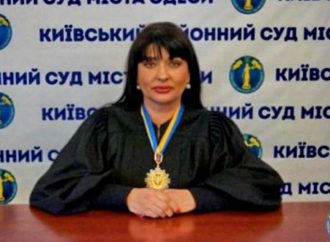 В Одессе отстранили судью от работы: попалась на взятке