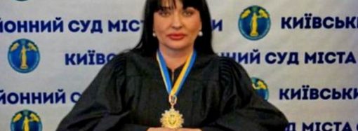 В Одессе отстранили судью от работы: попалась на взятке