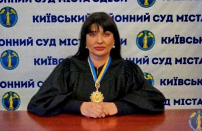 В Одесі відсторонили суддю від роботи: попалася на хабарі