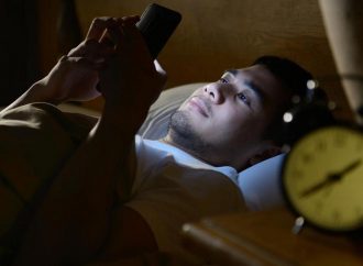 Чи можна засинати і прокидатися «в обнімку» зі смартфоном?