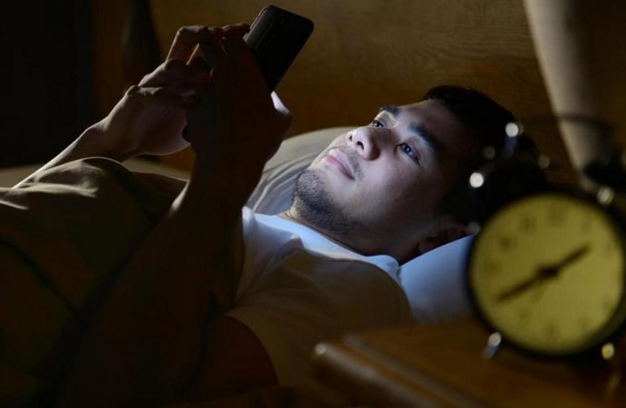 Чи можна засинати і прокидатися «в обнімку» зі смартфоном?