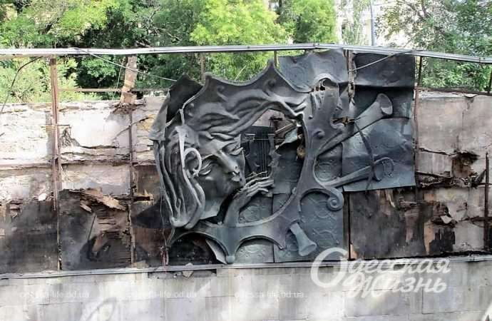 во дворе Дома ученых