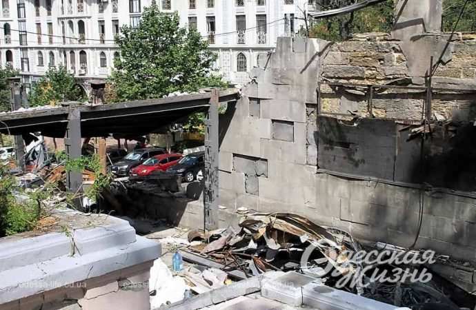 во дворе Дома ученых