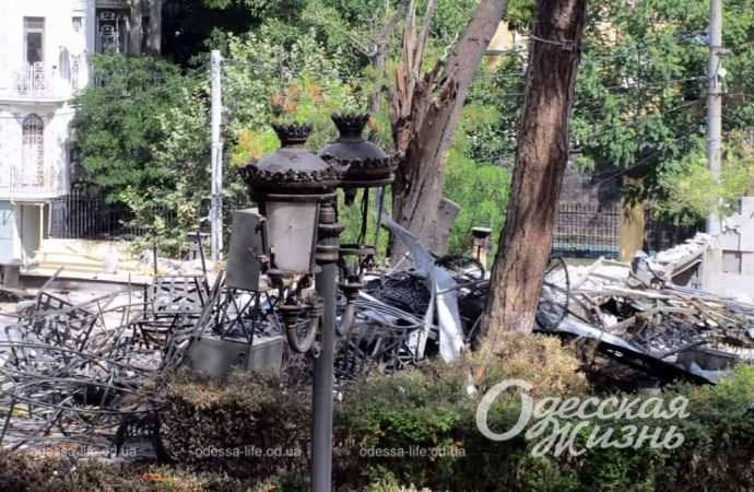 во дворе Дома ученых