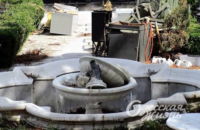 фонтан во дворе Дома ученых