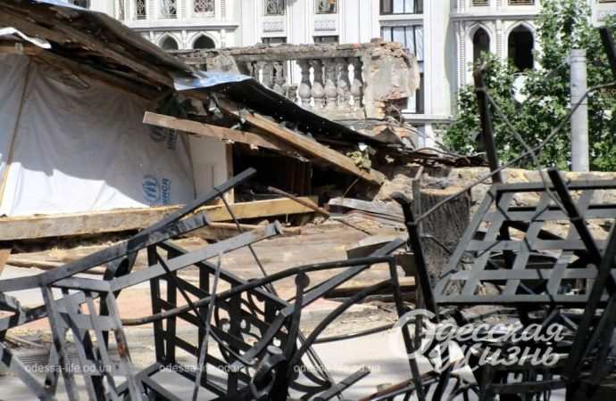 во дворе Дома ученых