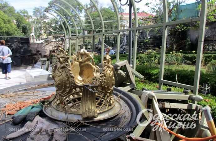 во дворе Дома ученых