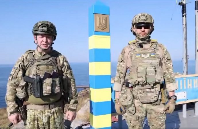 Змеиный – наш: пограничники установили на острове новый украинский знак (видео)