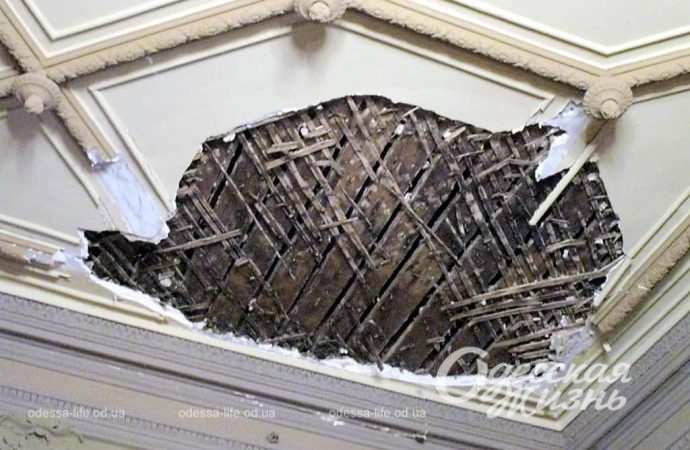 обвал потолка