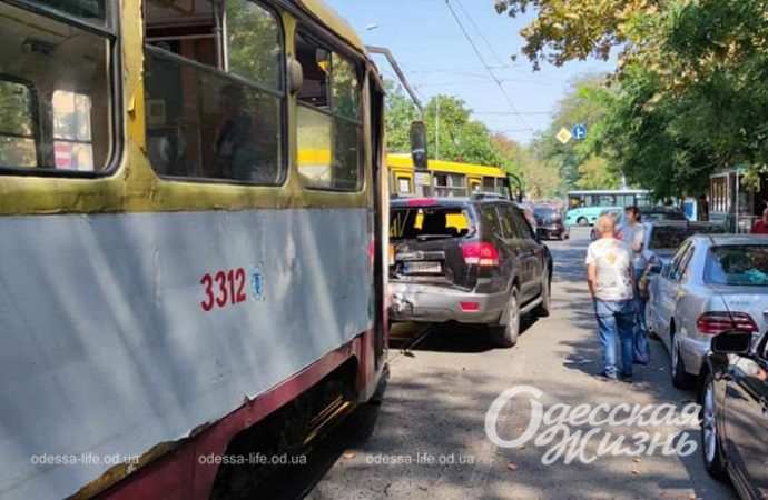 Трамвай та позашляховик у центрі Одеси не поділили дорогу: утворився затор (фото)