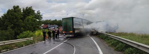 На трассе Одесса-Рени авария двух грузовиков: возник пожар