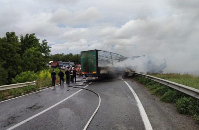 На трасі Одеса-Рені аварія двох вантажівок: виникла пожежа