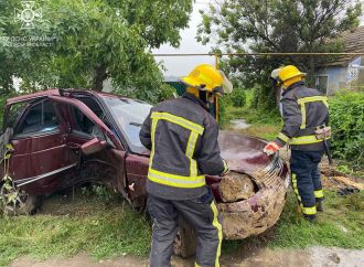 Авария в Одесской области: водителя из разбитого автомобиля доставали спасатели (фото)