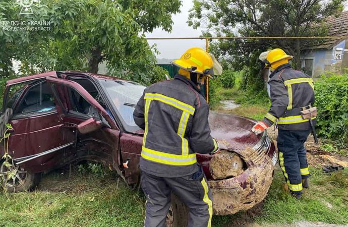 Аварія на Одещині: водія з потрощеної автівки діставали рятувальники (фото)