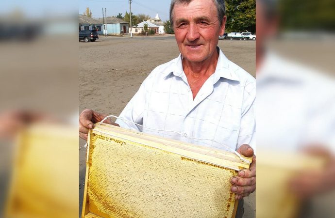 77-летний пчеловод рассказал как быть в тонусе и поделился рецептом целебной настойки