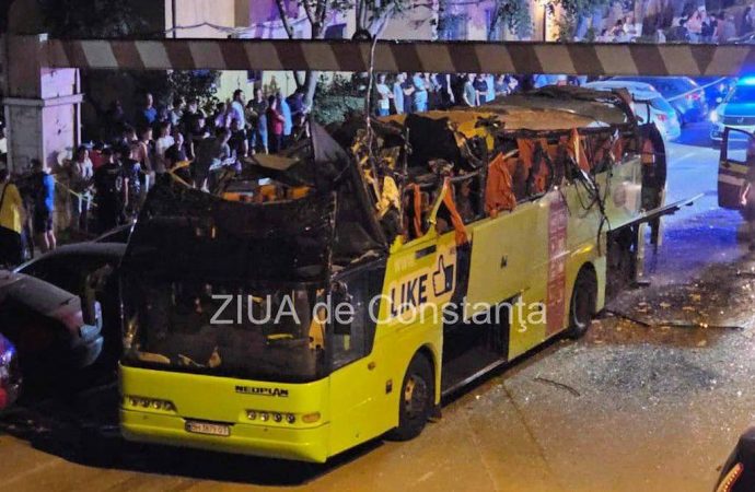 У автобуса из Одессы в Румынии оторвало второй этаж: есть пострадавшие