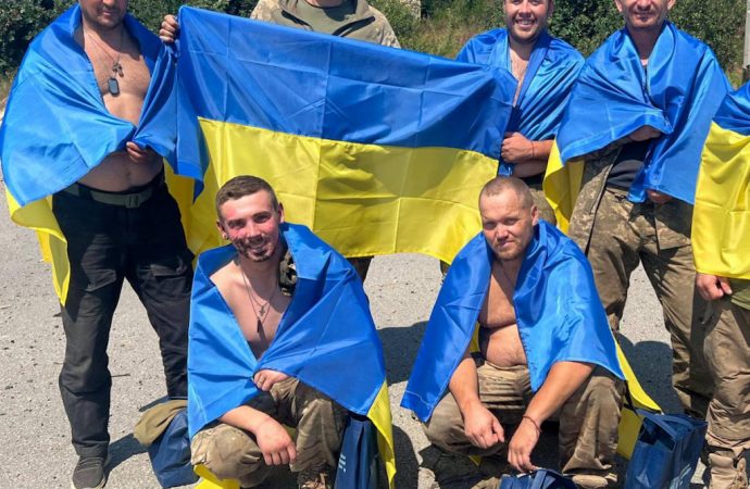 В Україну повернули 22 військових з полону (відео)