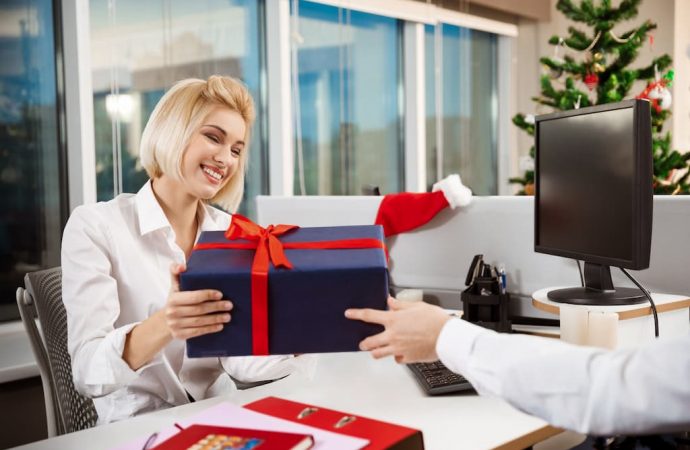 Як вибрати цінний подарунок шефу