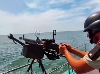 Стрельба на корабле специфична: военные показали как тренируются в море (видео)