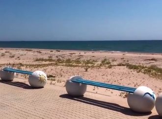 Лагідні хвилі пестять занедбаний пляж: як виглядає Затока під час війни (відео)