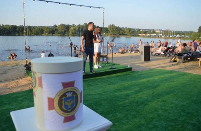 Благодійний вечір живої музики на користь ЗСУ пройшов у Балті на березі річки