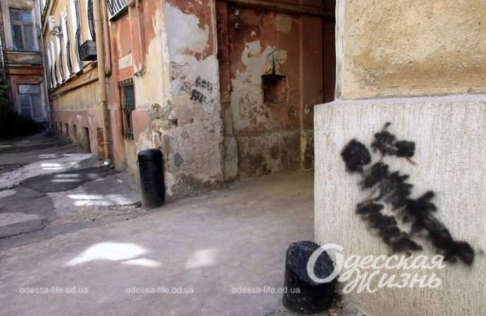 Одесский "дом-сквозняк", колесоотбойники